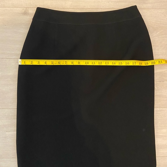 D'Oraz - Size 12 - Simple black high waisted skirt with textured design - Picture 5 of 10